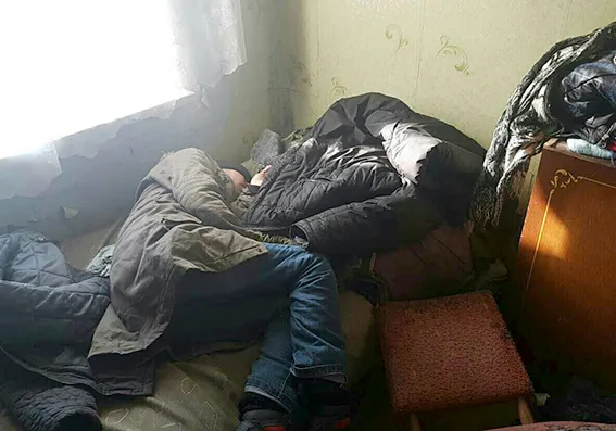 Бруд, безлад та алкоголь: в таких умовах виховували двомісячне немовля у Чорному Острові — фото 2