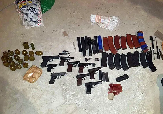 Правоохоронці вилучили у кам'янчанина автомати Калашнікова, рушниці та гранати — фото 2