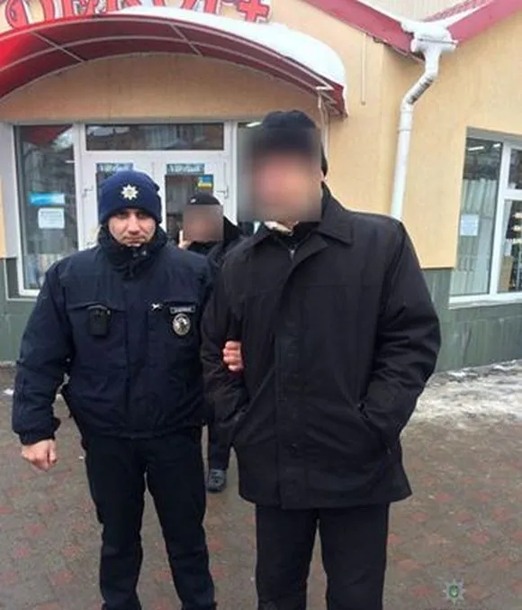 На Староміській двоє чоловіків вкрали з магазину норкову шапку і товару на 700 гривень — фото 1