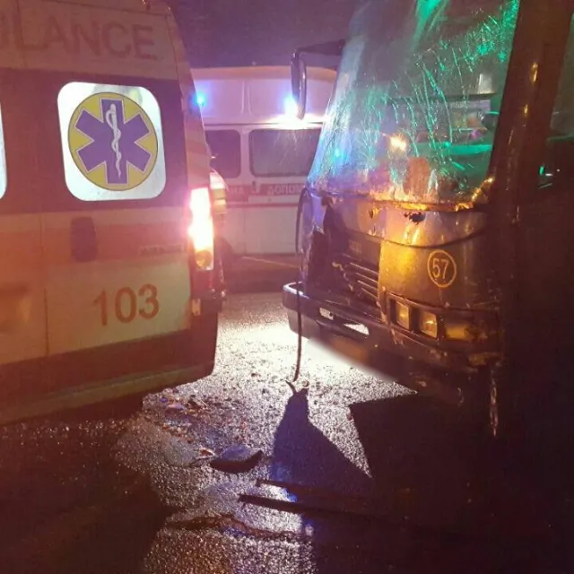 На Проспекті Миру автобус «MAN» врізався в автомобіль «Швидкої допомоги». Постраждали троє людей — фото 1