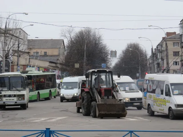 У Хмельницькому комунальники почали відновлювати дорожнє покриття після зимового сезону — фото 1