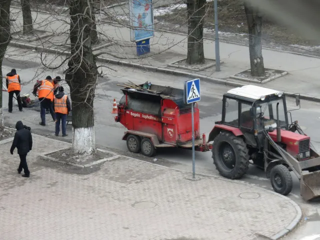 У Хмельницькому комунальники почали відновлювати дорожнє покриття після зимового сезону — фото 2
