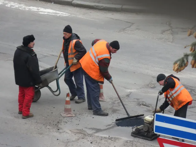 У Хмельницькому комунальники почали відновлювати дорожнє покриття після зимового сезону — фото 3