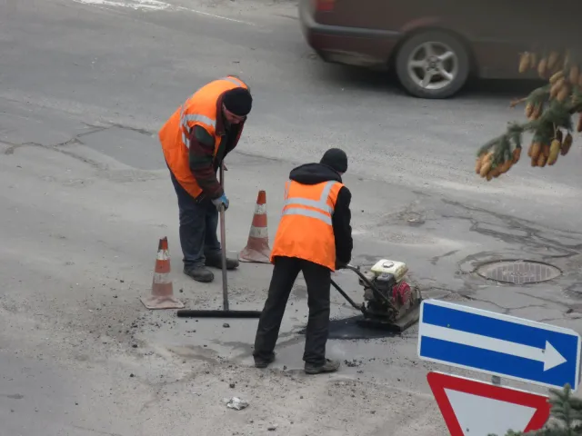 У Хмельницькому комунальники почали відновлювати дорожнє покриття після зимового сезону — фото 4