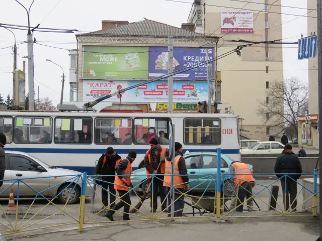 У Хмельницькому комунальники почали відновлювати дорожнє покриття після зимового сезону — фото 5