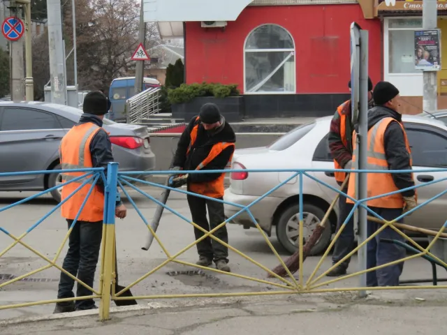 У Хмельницькому комунальники почали відновлювати дорожнє покриття після зимового сезону — фото 6