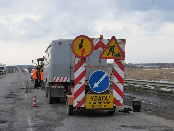 На головних магістралях Хмельниччини ліквідовують аварійну ямковість за допомогою холодних асфальтобетонних сумішей — фото 1