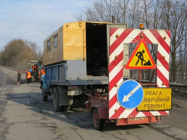 На головних магістралях Хмельниччини ліквідовують аварійну ямковість за допомогою холодних асфальтобетонних сумішей — фото 2