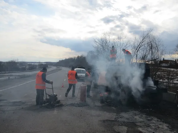 На головних магістралях Хмельниччини ліквідовують аварійну ямковість за допомогою холодних асфальтобетонних сумішей — фото 3