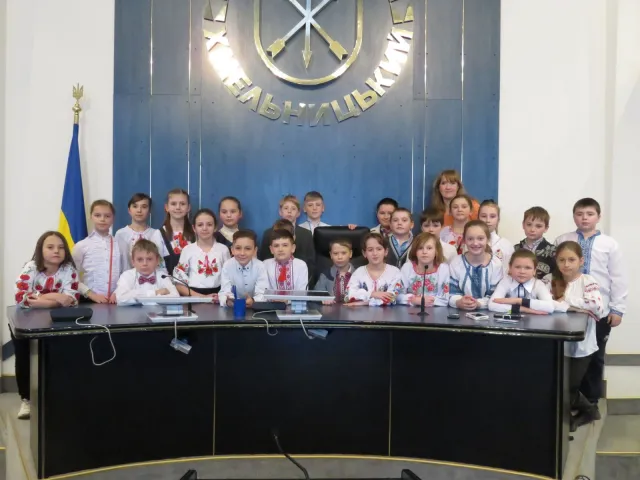 Для учнів школи №24 провели пізнавальну екскурсію у міській раді — фото 14