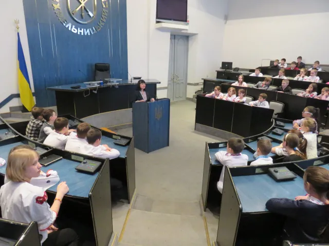 Для учнів школи №24 провели пізнавальну екскурсію у міській раді — фото 6