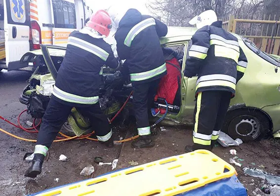 На Вінницькому шосе автомобіль «Daewoo» врізався в електроопору. Водій в реанімації — фото 1