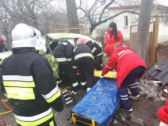 На Вінницькому шосе автомобіль «Daewoo» врізався в електроопору. Водій в реанімації — фото 2