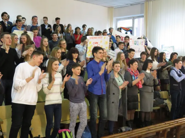 Юні хмельничани показали відмінні знання з місцевого самоврядування на проекті «Битва шкіл» — фото 1