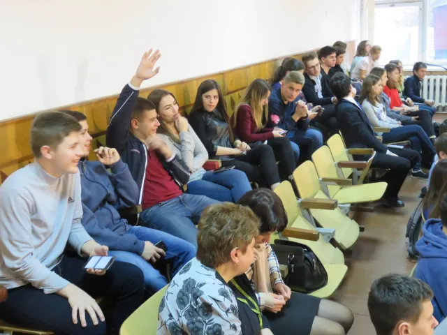 Юні хмельничани показали відмінні знання з місцевого самоврядування на проекті «Битва шкіл» — фото 11