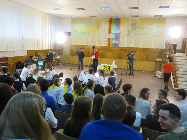 Юні хмельничани показали відмінні знання з місцевого самоврядування на проекті «Битва шкіл» — фото 12