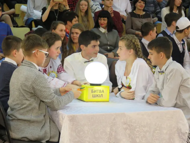 Юні хмельничани показали відмінні знання з місцевого самоврядування на проекті «Битва шкіл» — фото 9