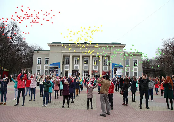 Поліцейські подякували школярам та педагогам, які долучились до яскравого флешмобу з безпеки дорожнього руху — фото 9