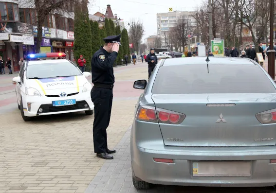 Поліцейські подякували школярам та педагогам, які долучились до яскравого флешмобу з безпеки дорожнього руху — фото 10
