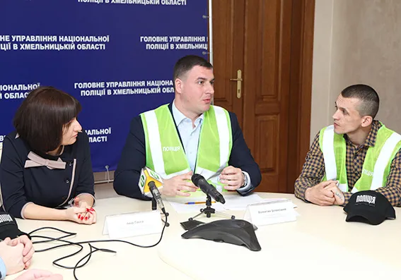 «Слово, а не зброя»: у Хмельницькому працюватимуть поліцейські антиконфліктні групи — фото 1
