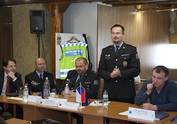 «Слово, а не зброя»: у Хмельницькому працюватимуть поліцейські антиконфліктні групи — фото 2