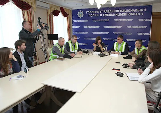«Слово, а не зброя»: у Хмельницькому працюватимуть поліцейські антиконфліктні групи — фото 4