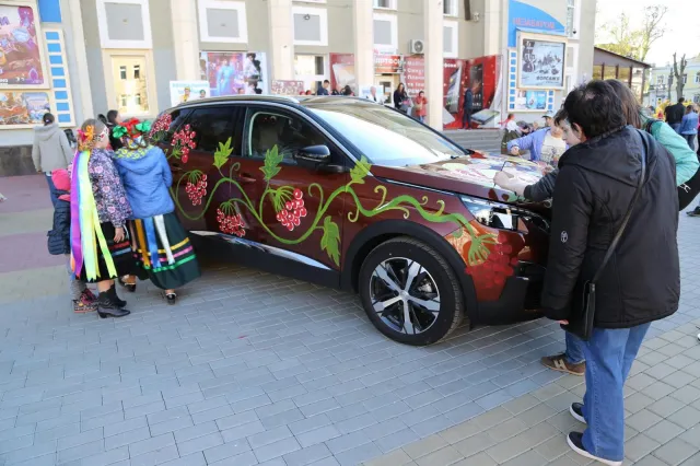Розфарбовані автомобілі та метрові писанки: у Хмельницькому проходить Великодній фестиваль — фото 1