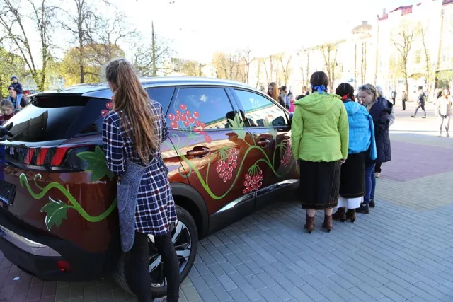 Розфарбовані автомобілі та метрові писанки: у Хмельницькому проходить Великодній фестиваль — фото 11