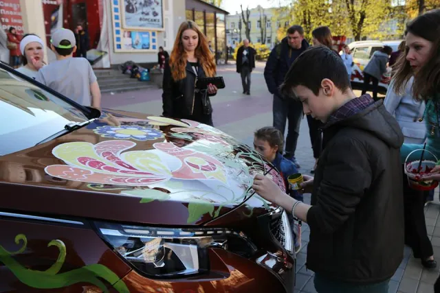 Розфарбовані автомобілі та метрові писанки: у Хмельницькому проходить Великодній фестиваль — фото 10
