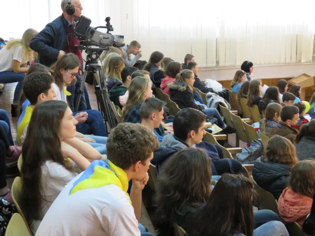 Юні хмельничани показали відмінні знання з історії рідного міста на брейн-рингу «Моя позиція» та виграли поїздку до Верховної Ради України — фото 3