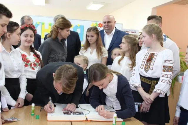 Дружина Президента України презентувала у Хмельницькому проект Медіатеки для шкіл з інклюзивною освітою — фото 3