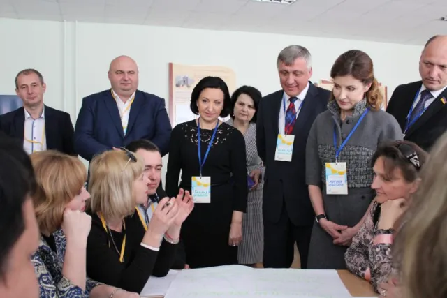 Дружина Президента України презентувала у Хмельницькому проект Медіатеки для шкіл з інклюзивною освітою — фото 5