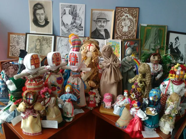 М'які іграшки, народні ляльки та декоративний розпис: юні хмельничани презентували творчі роботи на виставці «Знай і люби свій край» — фото 1