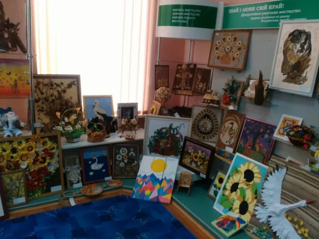 М'які іграшки, народні ляльки та декоративний розпис: юні хмельничани презентували творчі роботи на виставці «Знай і люби свій край» — фото 2