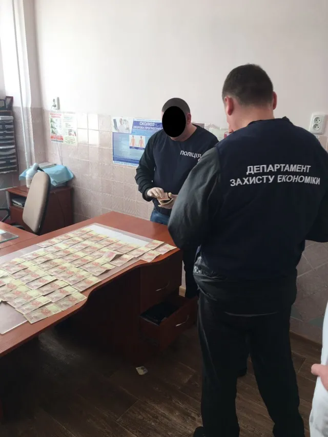 У Хмельницькому судитимуть травматолога місцевої поліклініки, який вимагав від пацієнтки 7000 гривень хабара — фото 1