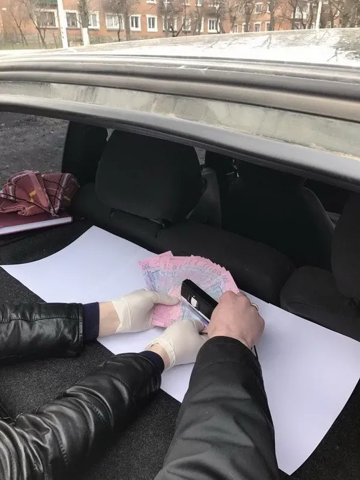 На Хмельниччині судитимуть колишнього інспектора з дорожнього нагляду за вимагання 8 тисяч гривень хабара — фото 1