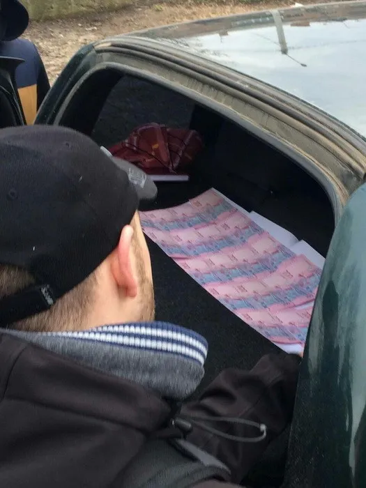 На Хмельниччині судитимуть колишнього інспектора з дорожнього нагляду за вимагання 8 тисяч гривень хабара — фото 2
