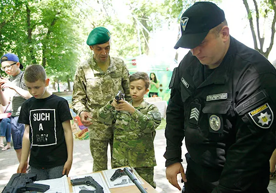 Для маленьких хмельничан у сквері ім. Т.Г. Шевченка з'явилось «Місто Професій» — фото 4