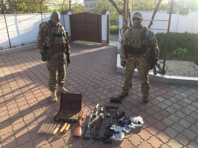 В Хмельницькому СБУ затримала групу осіб, учасники якої незаконно продавали зброю із зони АТО — фото 1