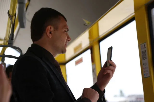 Хмельничани можуть оплатити проїзд у тролейбусі за допомогою смартфону — фото 1