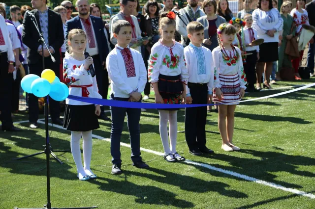 У мікрорайоні Гречани відкрили новий спортивний майданчик — фото 7