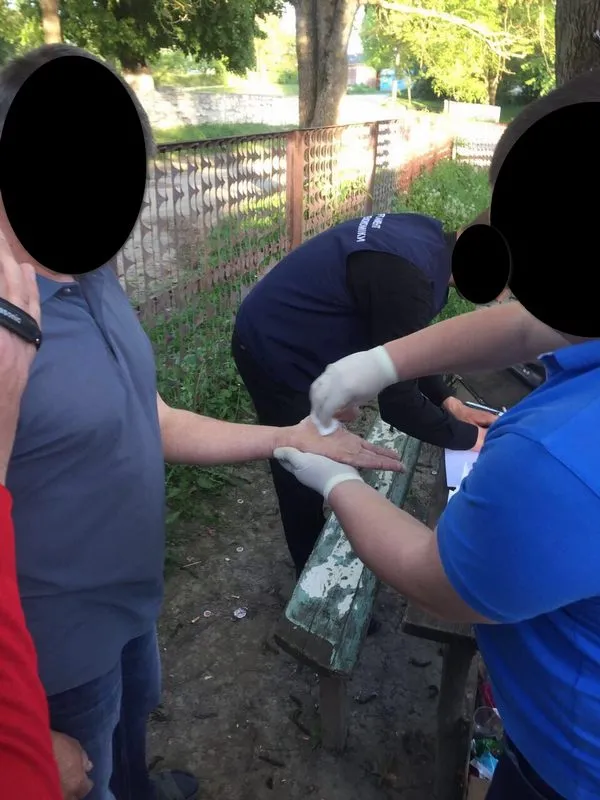 На Хмельниччині затримали голову сільради та землевпорядника, які вимагали від учасника АТО 2 тисячі доларів хабара — фото 1