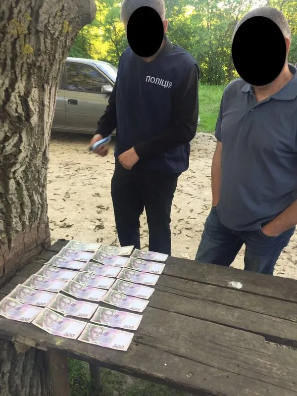 На Хмельниччині затримали голову сільради та землевпорядника, які вимагали від учасника АТО 2 тисячі доларів хабара — фото 2