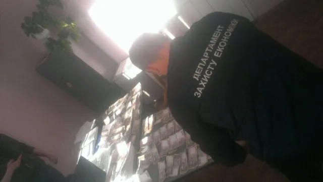 На Хмельниччині затримали голову сільради та землевпорядника, які вимагали від учасника АТО 2 тисячі доларів хабара — фото 3