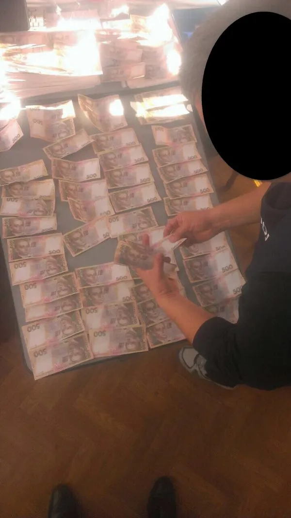 На Хмельниччині затримали голову сільради та землевпорядника, які вимагали від учасника АТО 2 тисячі доларів хабара — фото 4