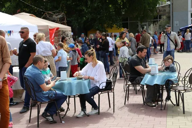 Креветки, шашлики і солодощі: у Хмельницькому пройшов Фестиваль рестораторів Поділля — фото 1