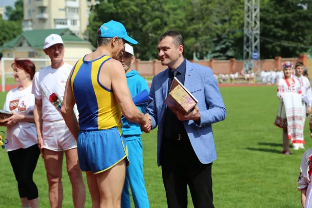 На стадіоні «Поділля» презентували оновлене легкоатлетичне ядро — фото 3