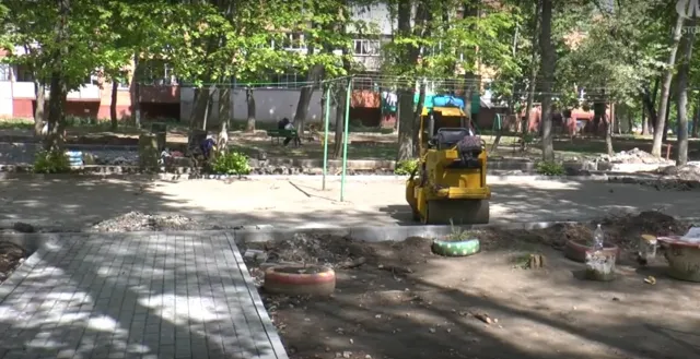 У Хмельницькому оновлять понад 30 дворів багатоповерхових будинків, а в кількох облаштують сучасні екопарковки — фото 1