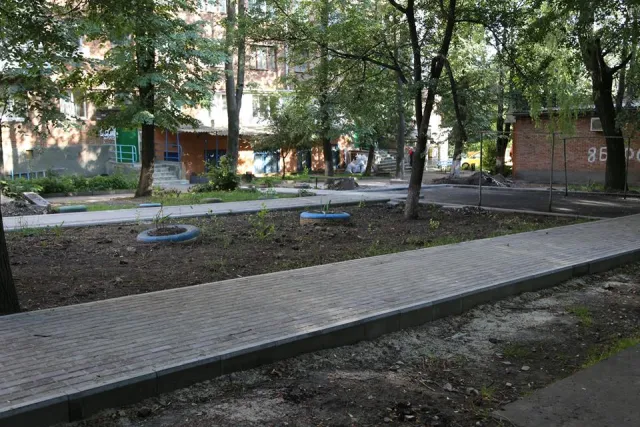 У Хмельницькому оновлять понад 30 дворів багатоповерхових будинків, а в кількох облаштують сучасні екопарковки — фото 14