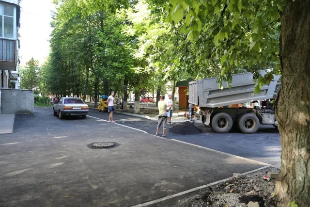 У Хмельницькому оновлять понад 30 дворів багатоповерхових будинків, а в кількох облаштують сучасні екопарковки — фото 16